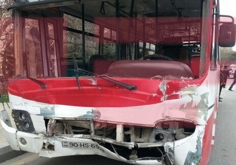 В Баку автобус попал в аварию, погиб пассажир, 13 ранено (Обновлено)