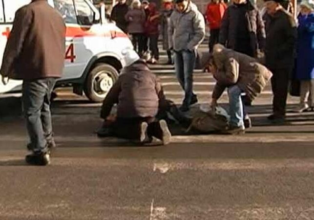 В Баку автобус сбил мать и дочь