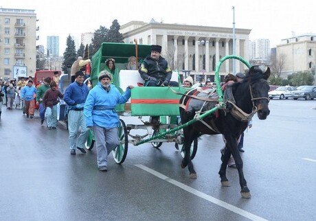 По улицам Баку прошел праздничный караван с персонажами Новруза (Фото-Видео)
