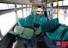 В Баку маршрутный автобус совершил ДТП, есть погибший и раненые