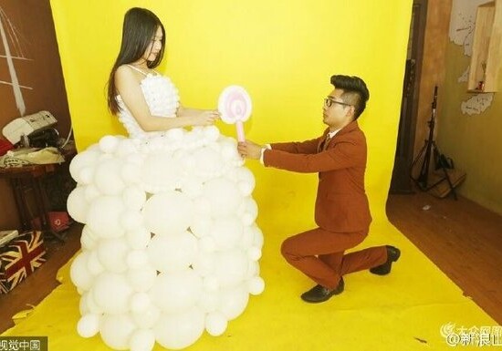 Китаец подарил невесте свадебные платья из 600 воздушных шариков
