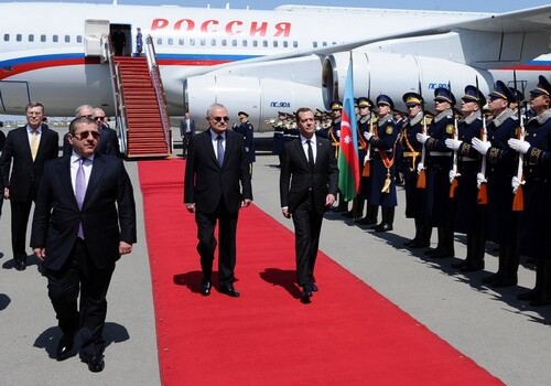 В Баку прибыл премьер-министр России (Фото)