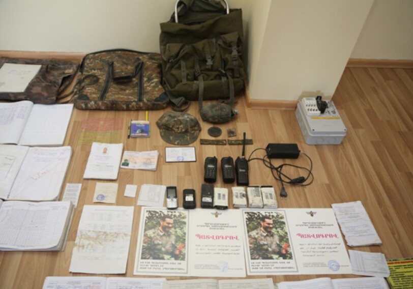 Захвачены документы и средства связи, принадлежащие военнослужащим армянской армии (Фото)