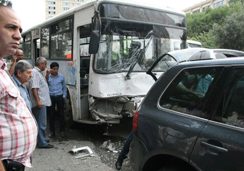 В Баку в ДТП с участием автобуса погиб сотрудник полиции