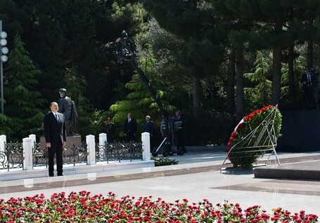 Президент Азербайджана посетил могилу Гейдара Алиева (Фото-Обновлено)