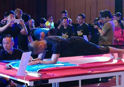 Китаец установил мировой рекорд, простояв 8 часов на локтях