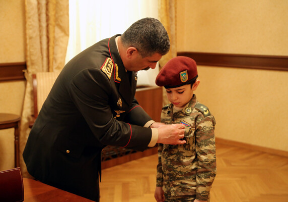 Награды военнослужащих, получивших посмертно звание Национального героя Азербайджана, вручены членам их семей (Фото)