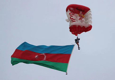 В Баку состоялось шоу с участием парашютистов (Фото)