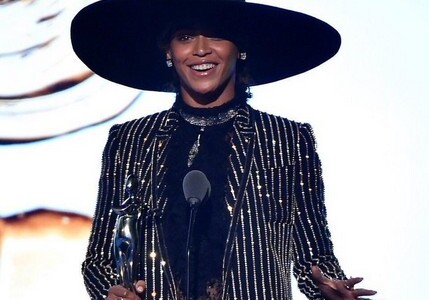 Бейонсе получила премию «Икона моды»