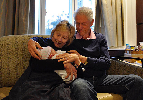 Билл и Хиллари Клинтон c новорожденным внуком (Фото)