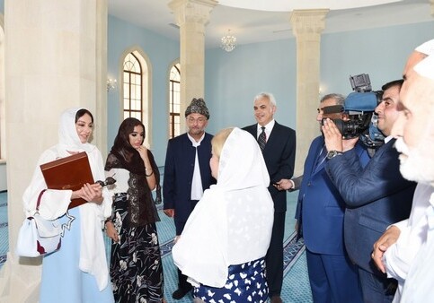 Президент Фонда Гейдара Алиева посетила открытую после ремонта мечеть (Фото)