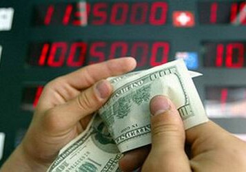 Азербайджанские банки приостановили продажу долларов