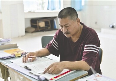 Целеустремленный китаец сдает выпускные экзамены 20 лет подряд
