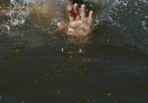 На пляже в Баку утонула женщина, ее дочь удалось спасти