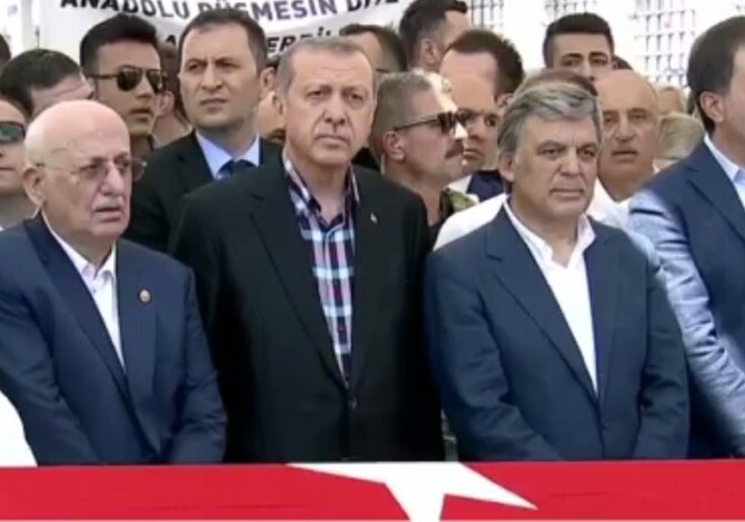 Президент Турции принимает участие в похоронах погибших при попытке переворота
