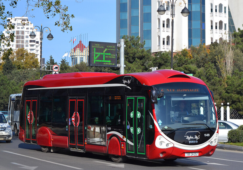 Сегодня еще 6 автобусных маршрутов Баку перешли на безналичную оплату