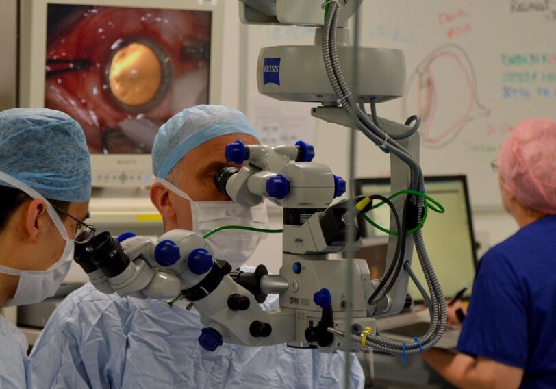 Робот провел первую высокоточную операцию на глазу пациента (Видео)