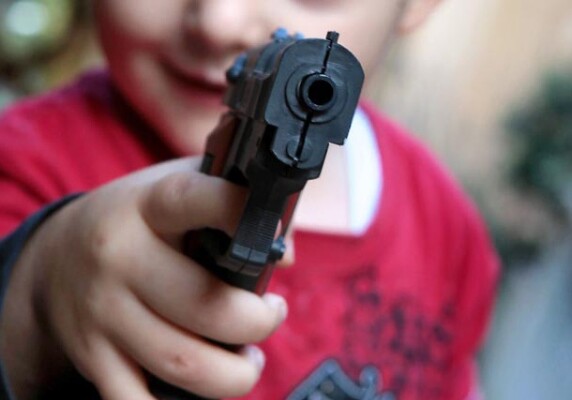 Трехлетний мальчик застрелил годовалого брата в США