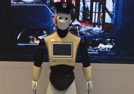 Первый робот-полицейский начнет работать в Дубае в 2017 году