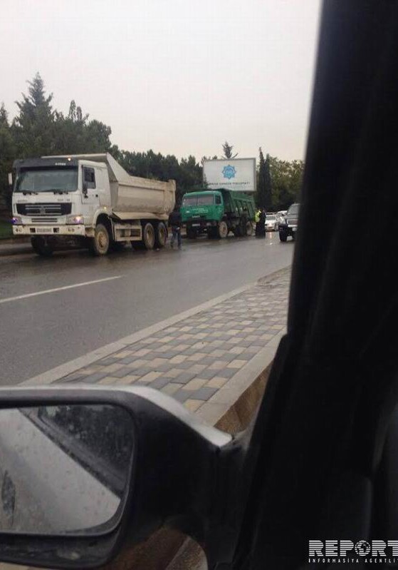 В Баку столкнулись два грузовика, водитель получил травму (Фото)