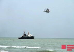 Пропавшего с платформы «Глубоководный Гюнешли» нефтяника ищут 2 вертолета и 3 судна