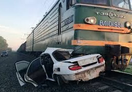 В Баку поезд врезался в «Жигули», погиб пассажир