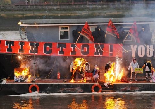 В Лондоне сожжена коллекция вещей Sex Pistols на $6 млн