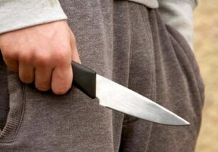 В Баку подросток ударил ножом родственника