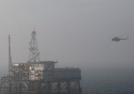 Зона поиска пропавших нефтяников на Каспии расширена