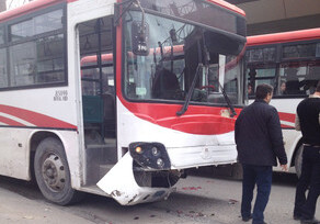 В Баку автобусы совершили два тяжелых ДТП 
