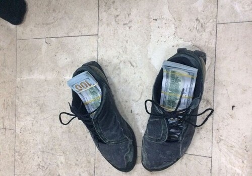 При переходе границы с Азербайджаном у трех россиян в обуви нашли $120 тыс. (Фото)