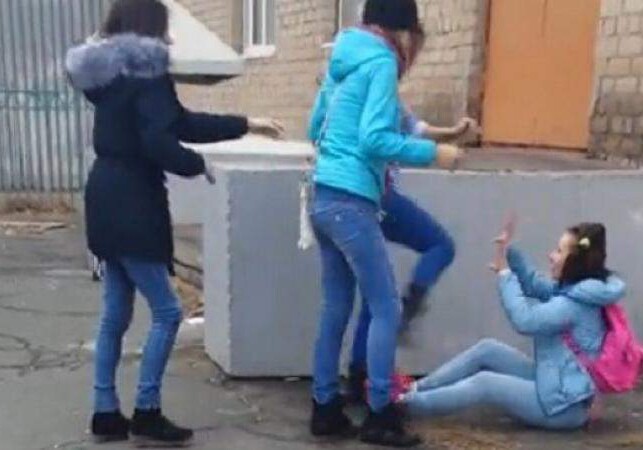 В Баку избили девушку, шантажировавшую свою подругу