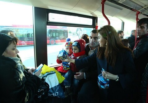 В бакинских автобусах прошла новогодняя акция (Фото)