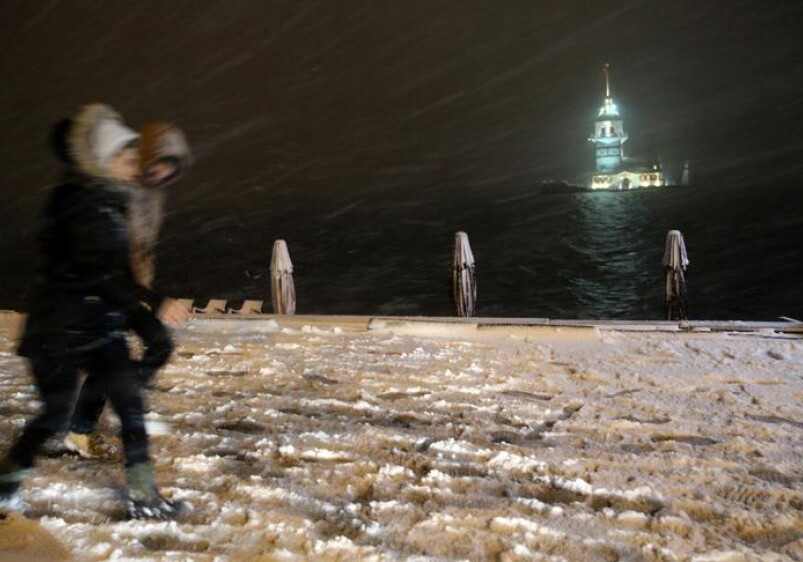Сильный снег нарушил нормальный жизненный ритм в Стамбуле