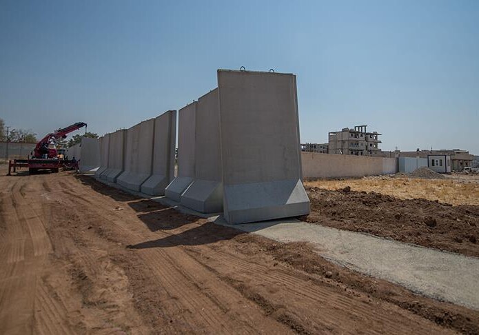 Турция возвела стену на границе с Сирией и Ираком