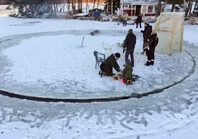 В Хельсинки вырезали огромную карусель из льдины (Видео)