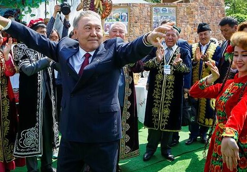 Назарбаев сдает власть