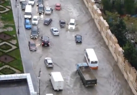 После снега в Баку дороги в плачевном состоянии (Видео)