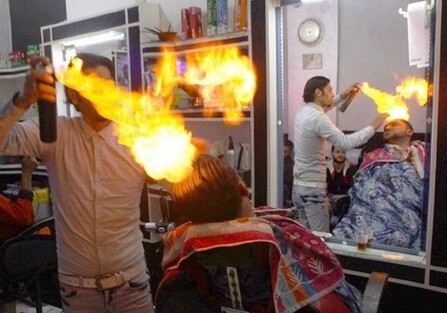 Стрижка просто огонь: в Палестине парикмахер укладывает волосы пламенем (Видео)