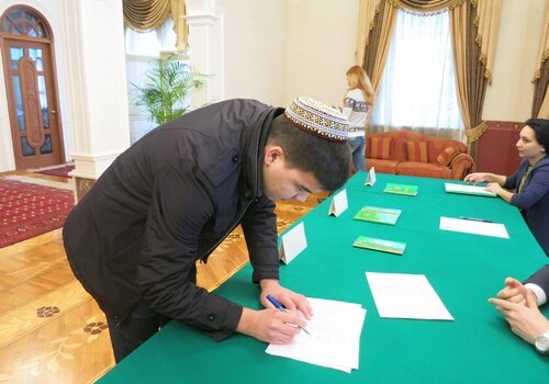 В Туркменистане проходят президентские выборы, за четыре часа явка превысила 51% (Фото)