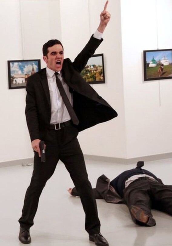 Премию World Press Photo дали за фотографию убийцы посла Карлова