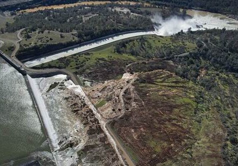 Появилась прямая трансляция с разрушающейся плотины в Калифорнии