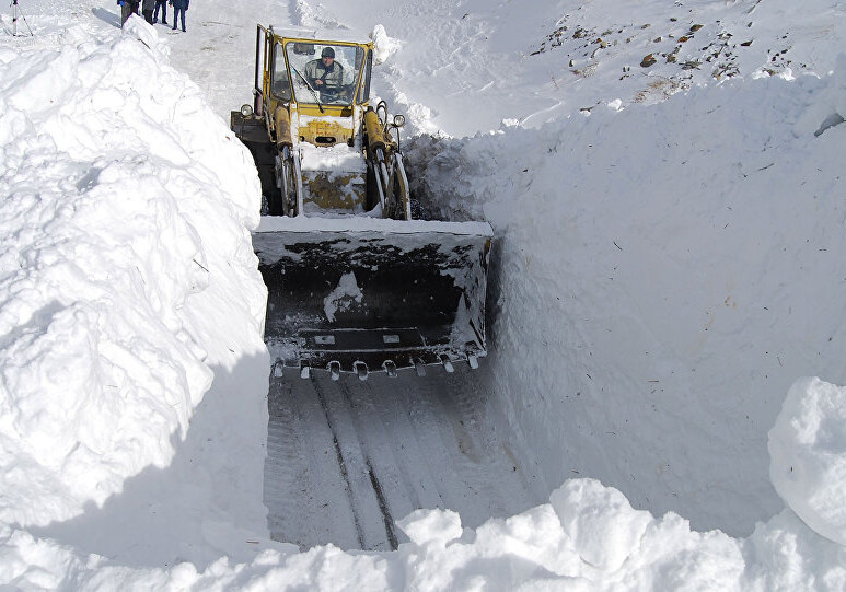 В Лерикском районе высота снежного покрова достигает 1 м, из-за схода лавины перекрыты дороги