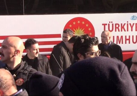 Эрдоган попытался помочь попавшему под автобус телохранителю (Видео)