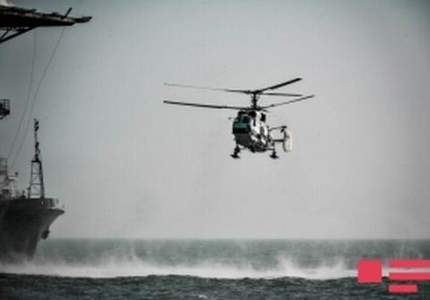 На Каспии перевернулась лодка: вертолет МЧС спас тонущих рыбаков
