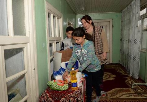 Фонд Гейдара Алиева раздал праздничные подарки малообеспеченным семьям (Фото)