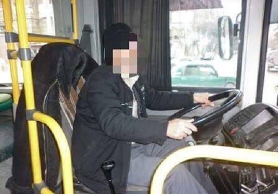 Смертельные игры: в Баку водитель автобуса за рулем играл в нарды (Видео)