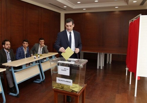 Проживающие в Азербайджане граждане Турции голосуют в связи с референдумом (Фото)