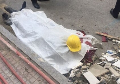 В Баку сильный ветер стал причиной смерти рабочего