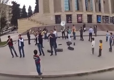 В Баку прошел флешмоб, посвященный 520-летию со дня рождения Физули (Видео)